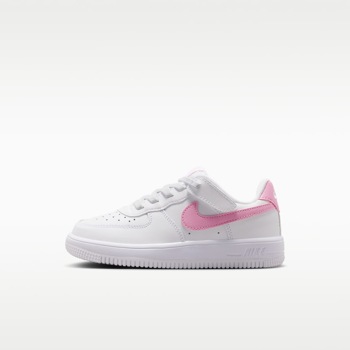 Kids White Air Force 1 Shoes. Nike.com